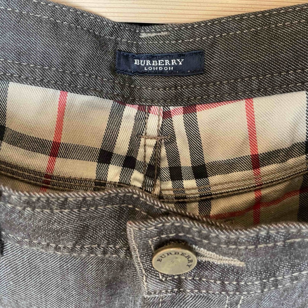 BURBERRY(バーバリー)のバーバリー　ジーンズ　メンズ　ブラウン色　未使用品　約31インチ メンズのパンツ(デニム/ジーンズ)の商品写真