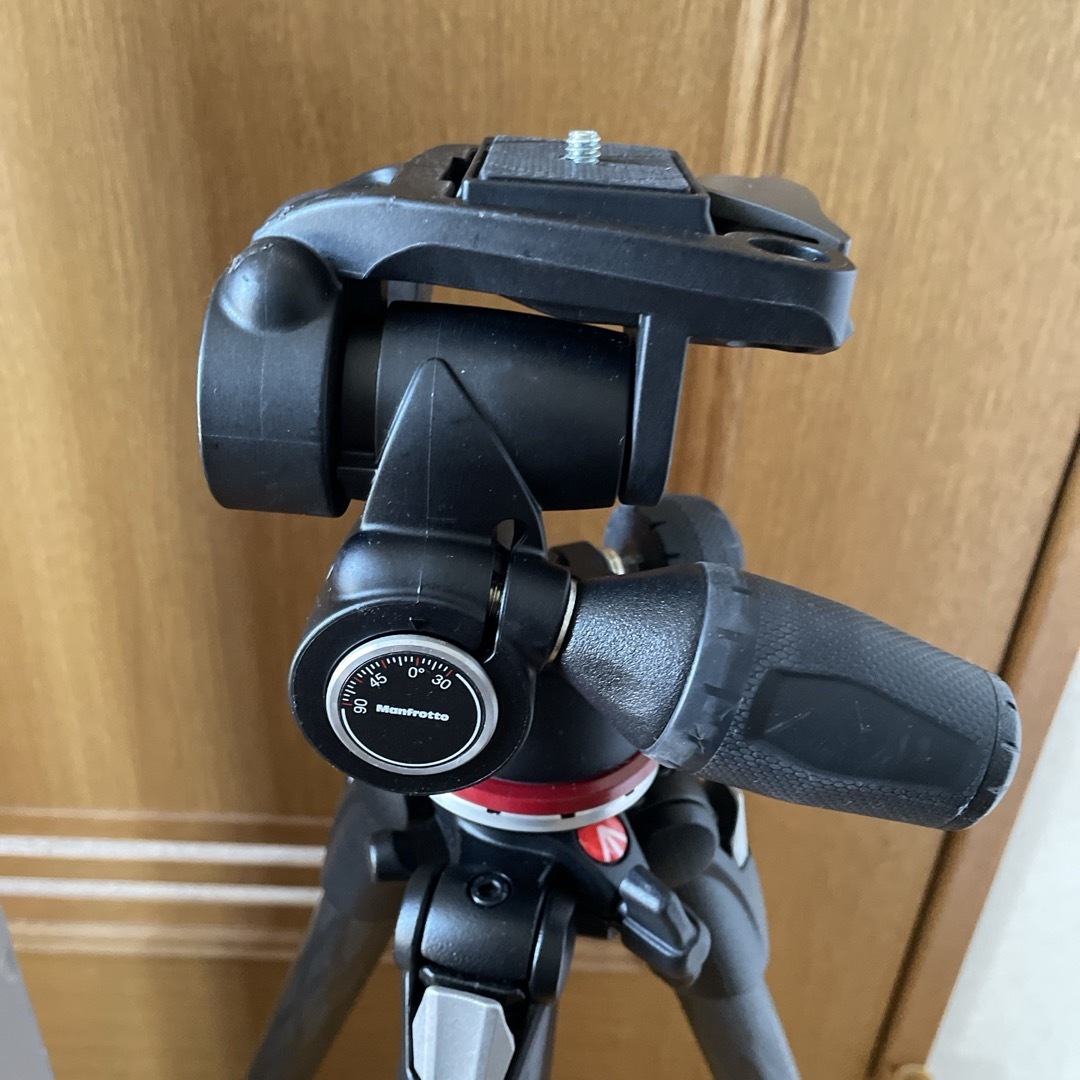 Manfrotto(マンフロット)のmanfrotto 三脚 290シリーズ xtra カーボン 3段 3ウェイ雲台 スマホ/家電/カメラのカメラ(その他)の商品写真