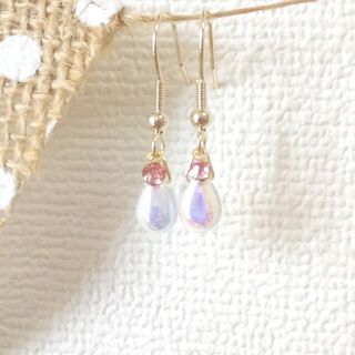 オーロラのチェコドロップ一粒ピアス　ピンク　サージカルステンレス(ピアス)