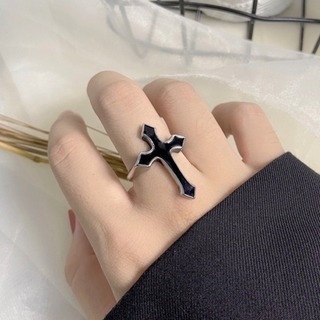 【残り一点！】フリーサイズ　指輪　十字架　黒　リング　個性的(リング(指輪))
