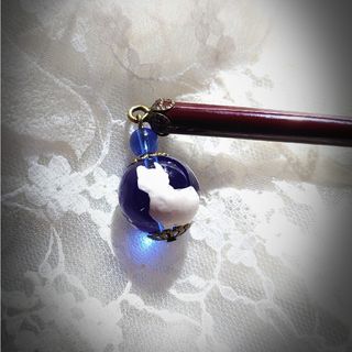 瑠璃色ガラス玉の白ネコ絵付けかんざし✨ハンドメイド(和装小物)