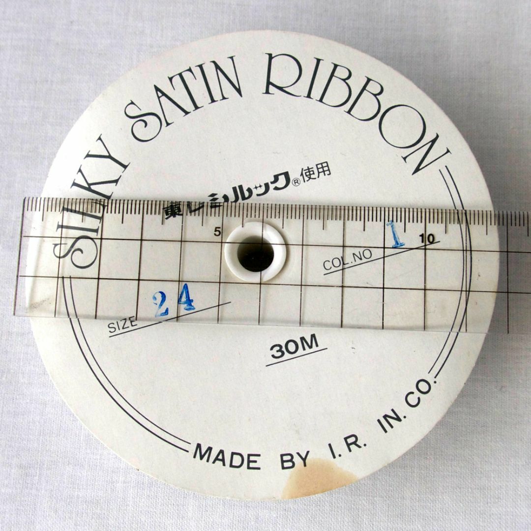 サテンリボン 巻き 幅24mm 白 ハンドメイドの素材/材料(各種パーツ)の商品写真