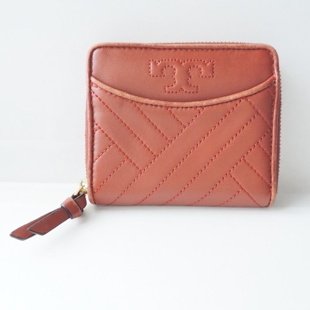 Tory Burch(トリーバーチ)のTORY BURCH(トリーバーチ) 2つ折り財布 - レッド ラウンドファスナー/ステッチ レザー レディースのファッション小物(財布)の商品写真