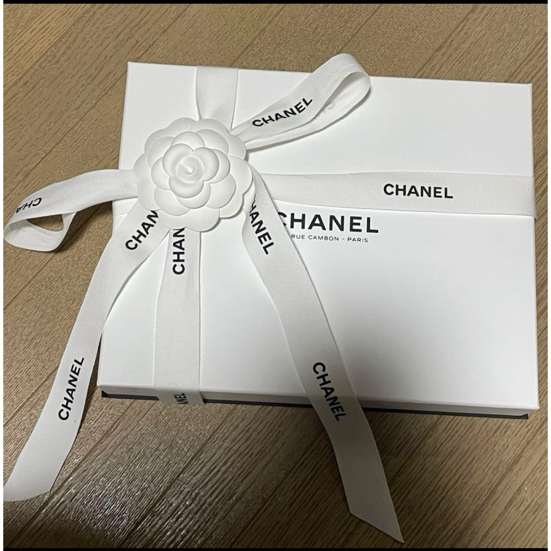 CHANEL(シャネル)のCHANEL スカーフ付きシュシュ　2点セット　箱付き レディースのファッション小物(バンダナ/スカーフ)の商品写真