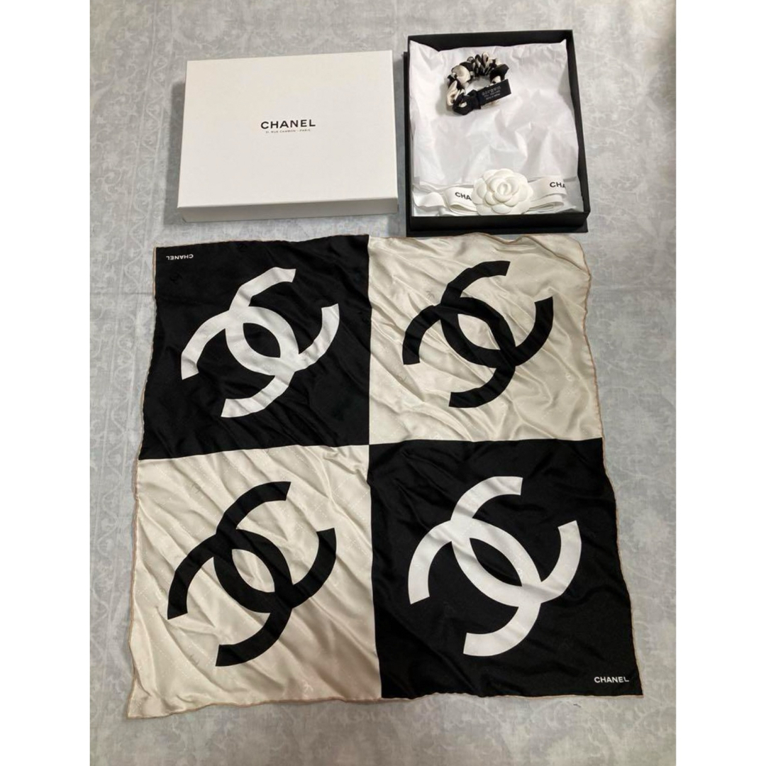 CHANEL(シャネル)のCHANEL スカーフ付きシュシュ　2点セット　箱付き レディースのファッション小物(バンダナ/スカーフ)の商品写真