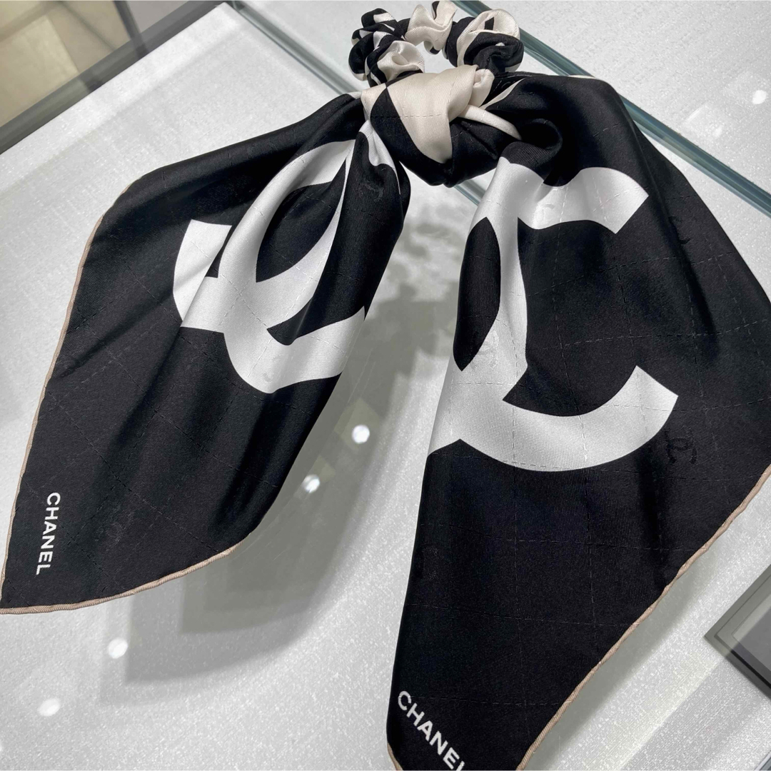 CHANEL(シャネル)のCHANEL スカーフ付きシュシュ　2点セット　箱付き レディースのファッション小物(バンダナ/スカーフ)の商品写真