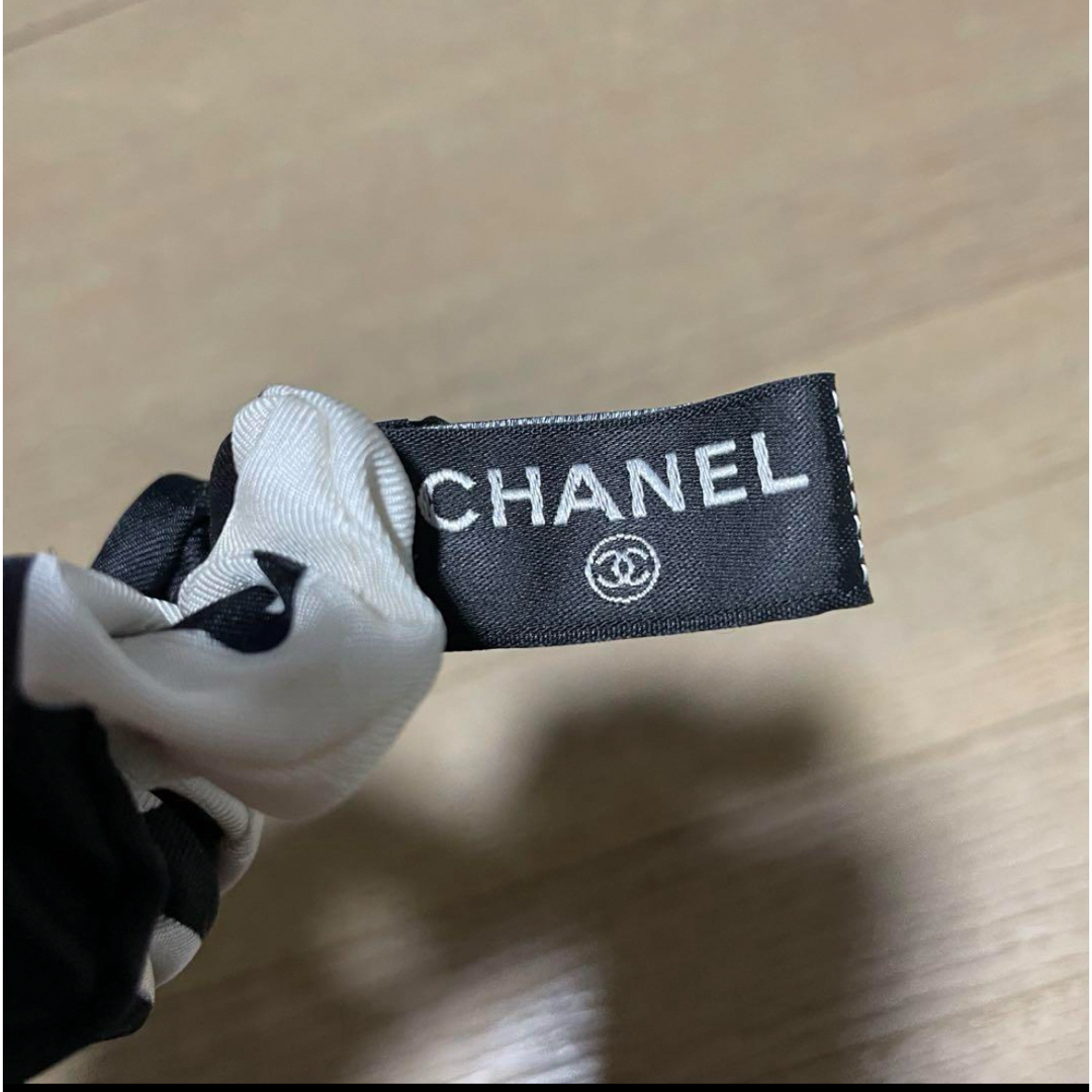 CHANEL(シャネル)のCHANEL スカーフ付きシュシュ　2点セット　箱付き レディースのファッション小物(バンダナ/スカーフ)の商品写真