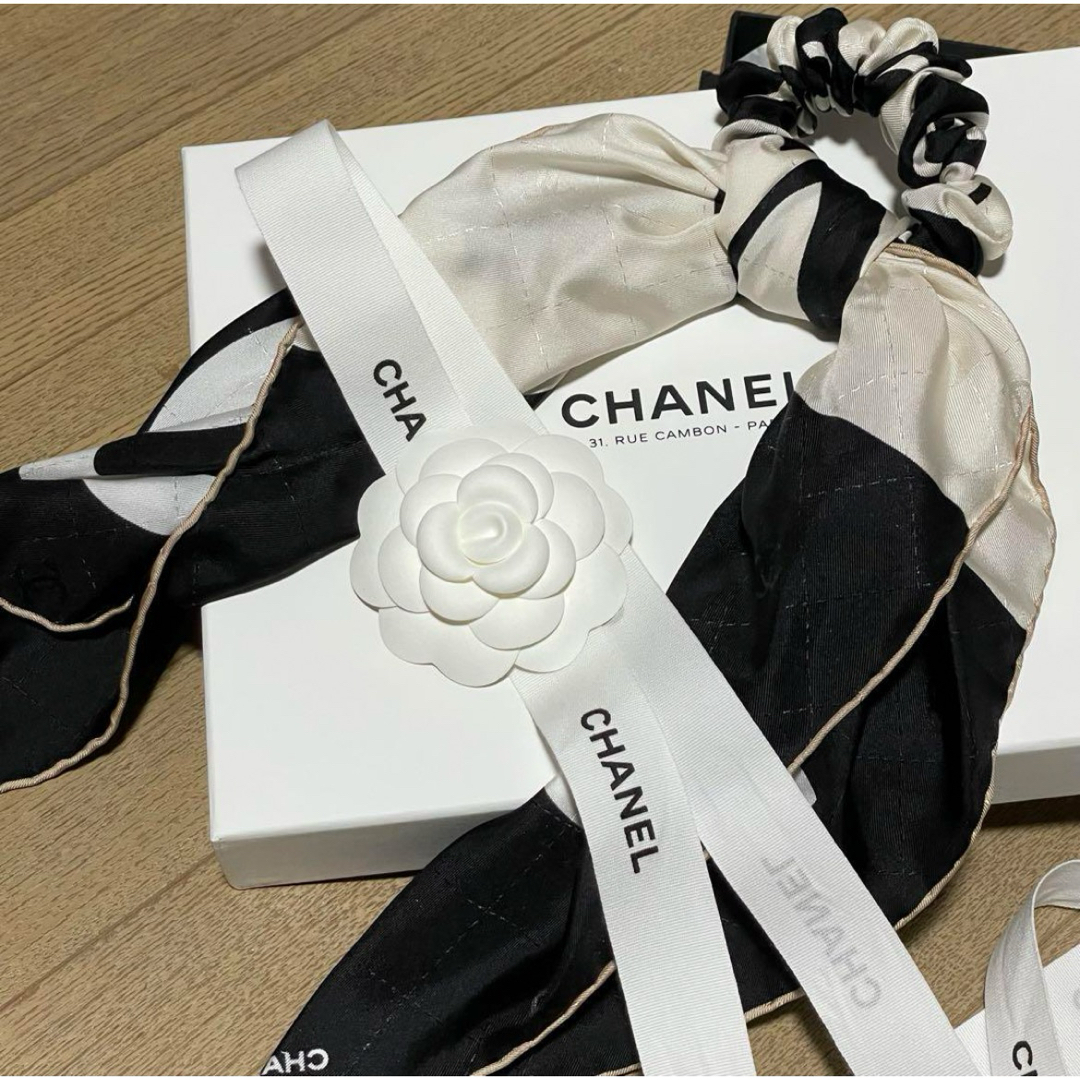 CHANEL(シャネル)のCHANEL スカーフ付きシュシュ　2点セット　箱付き レディースのファッション小物(バンダナ/スカーフ)の商品写真