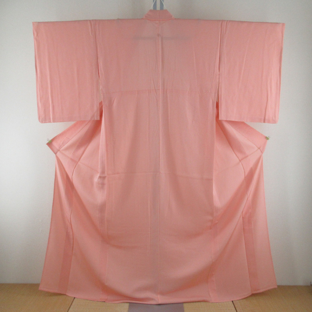 夏着物 色無地 単衣 絽 バチ衿 正絹 サーモンピンク色 一つ紋 夏用 仕立て上がり 身丈163cm レディースの水着/浴衣(浴衣)の商品写真
