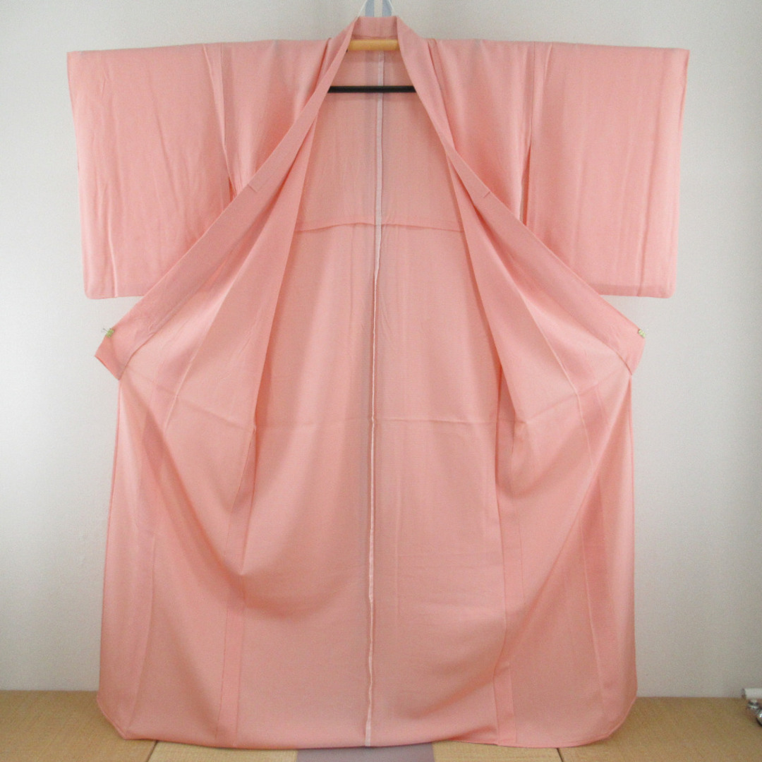 夏着物 色無地 単衣 絽 バチ衿 正絹 サーモンピンク色 一つ紋 夏用 仕立て上がり 身丈163cm レディースの水着/浴衣(浴衣)の商品写真