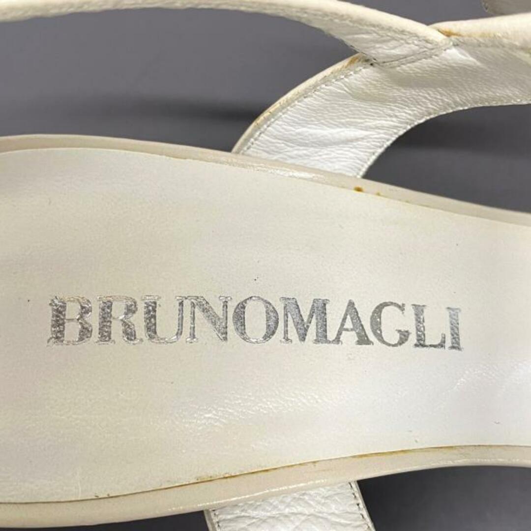 BRUNOMAGLI(ブルーノマリ)のBRUNOMAGLI(ブルーノマリ) サンダル 35　1/2 レディース - 白 アウトソール張替済 レザー レディースの靴/シューズ(サンダル)の商品写真