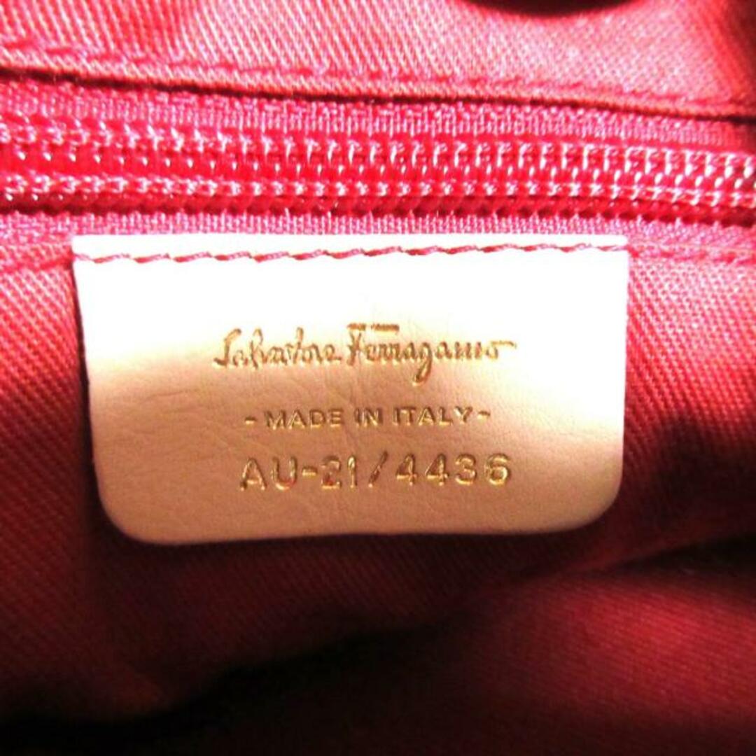 Salvatore Ferragamo(サルヴァトーレフェラガモ)のSalvatoreFerragamo(サルバトーレフェラガモ) ショルダーバッグ美品  - ライトピンク 型押し加工 PVC(塩化ビニール)×レザー レディースのバッグ(ショルダーバッグ)の商品写真