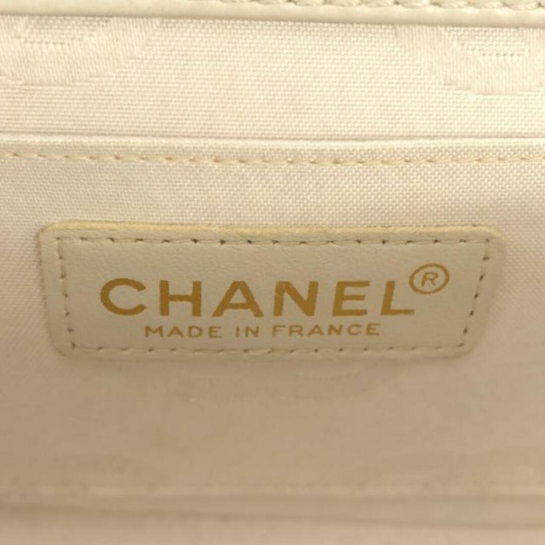 CHANEL(シャネル)のCHANEL(シャネル) ショルダーバッグ チョコバー アイボリー ゴールド金具/フラップバッグ/チェーンショルダー エナメル（レザー） レディースのバッグ(ショルダーバッグ)の商品写真