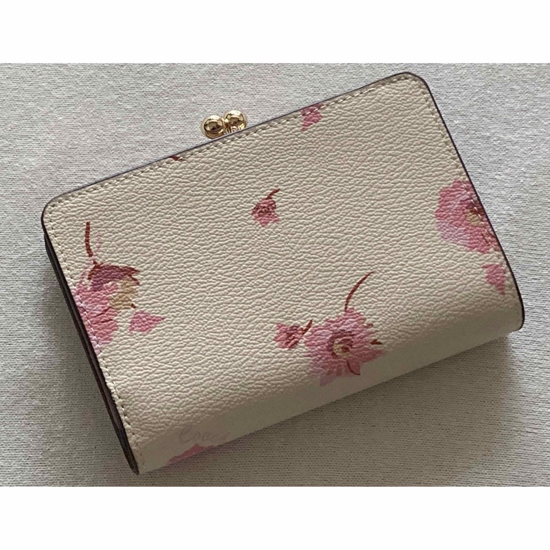 COACH(コーチ)の新品　COACH コーチ　二つ折り財布　がま口　キスロック　花柄　フラワー レディースのファッション小物(財布)の商品写真