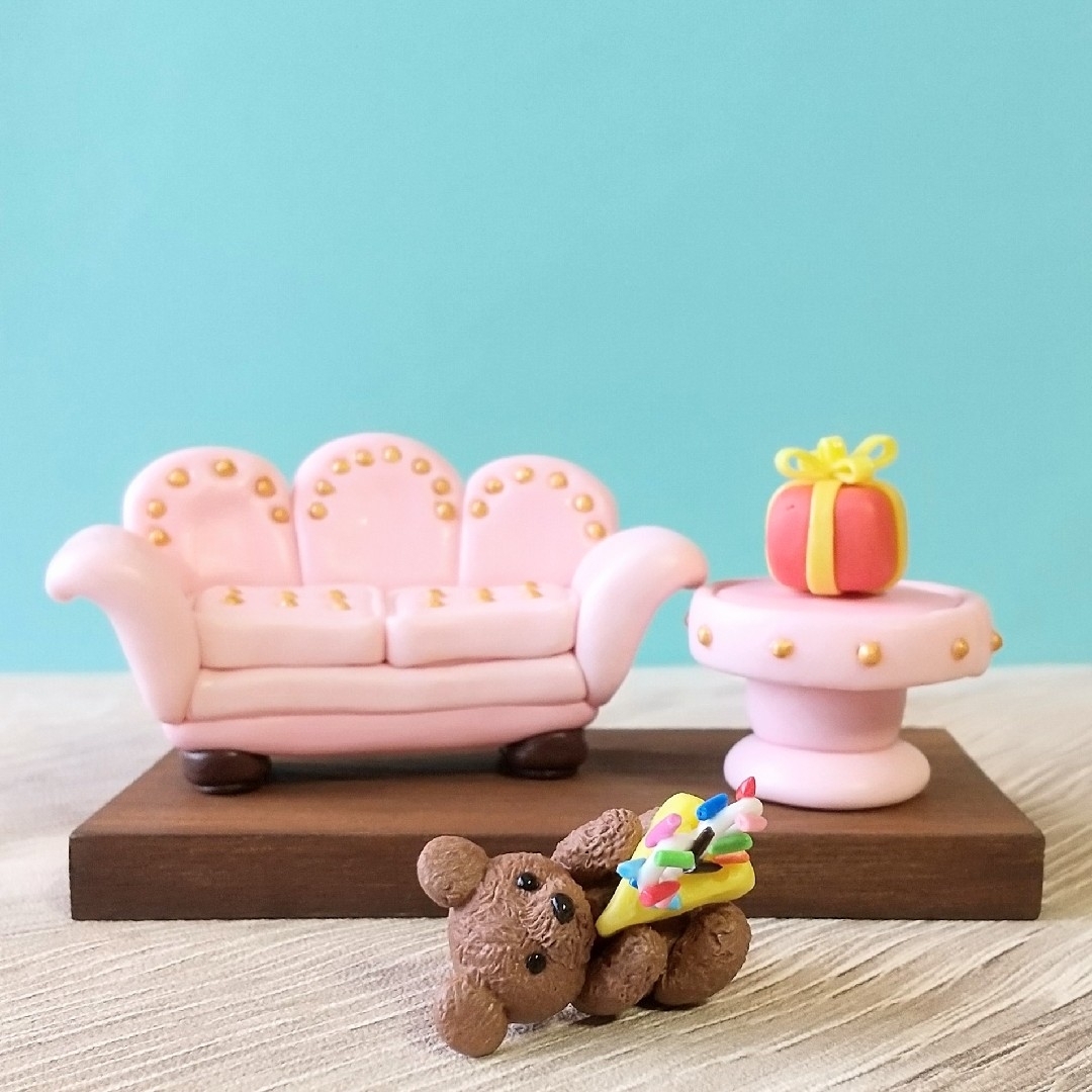 ミニチュア テディベア テーブル ソファー 置物 粘土 雑貨 人形 ぬいぐるみ ハンドメイドのおもちゃ(ミニチュア)の商品写真