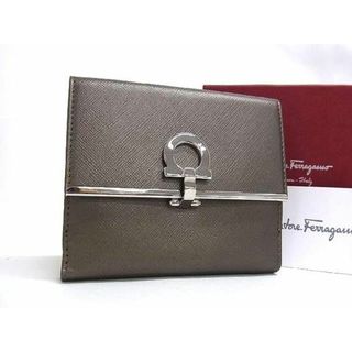 サルヴァトーレフェラガモ(Salvatore Ferragamo)の■新品■未使用■ Salvatore Ferragamo フェラガモ ガンチーニ レザー 二つ折り 財布 ウォレット レディース グレー系 BK0690 (財布)