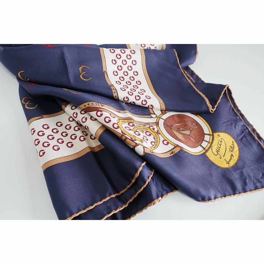 Gucci(グッチ)の正規品 グッチ Gucci 大判スカーフ 正方形 80cm 筆記体ロゴ アクセコ レディースのファッション小物(バンダナ/スカーフ)の商品写真