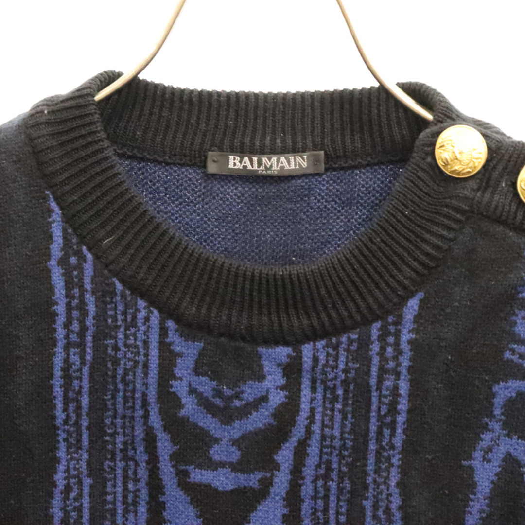 BALMAIN(バルマン)のBALMAIN バルマン 金ボタン付き総柄クルーネックニットセーター ブラック/ブルー S7H6654M003 メンズのトップス(ニット/セーター)の商品写真