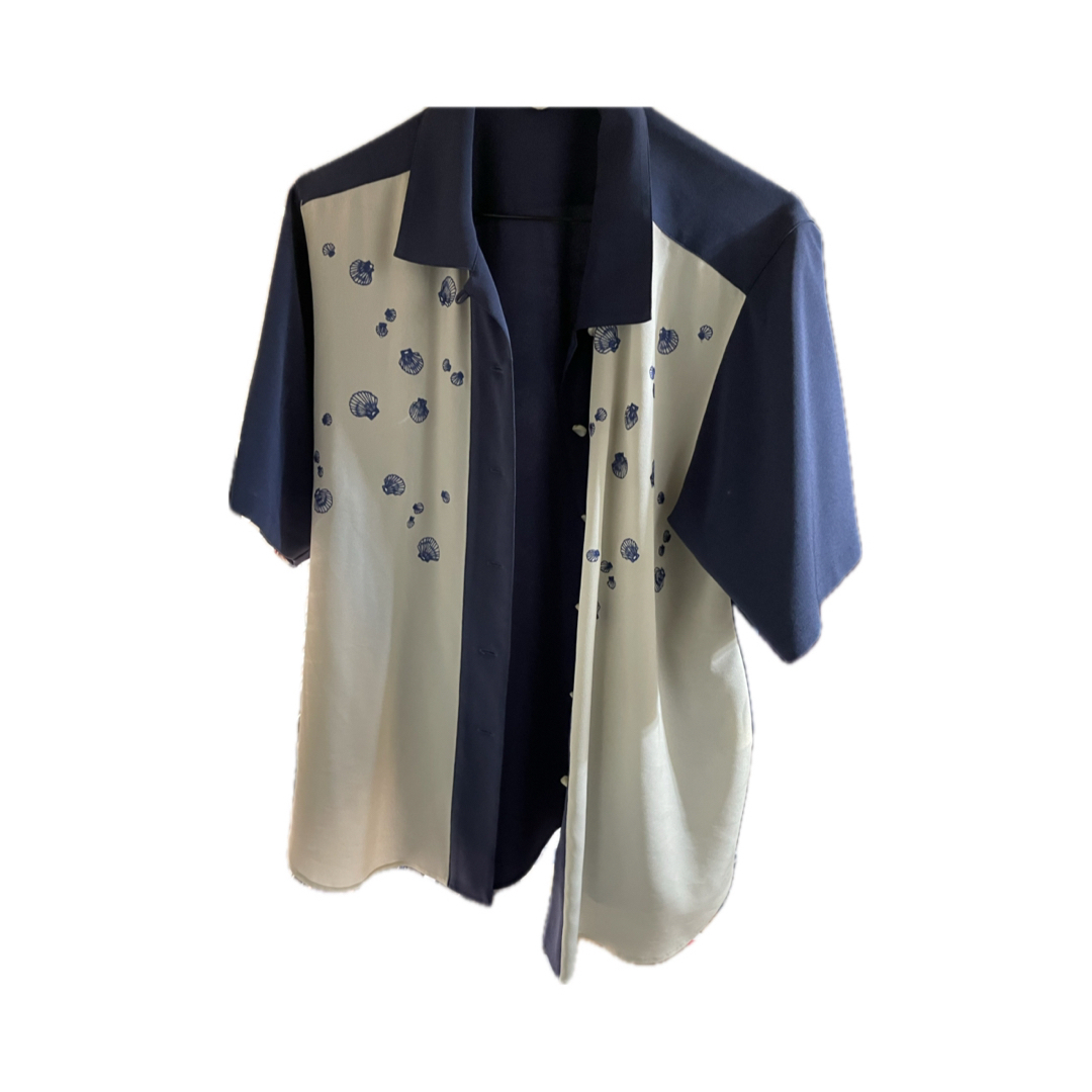 柄シャツ　貝殻　海　夏　サマーシーズン　青　白　半袖　ユニセックス　メンズ レディースのトップス(シャツ/ブラウス(半袖/袖なし))の商品写真