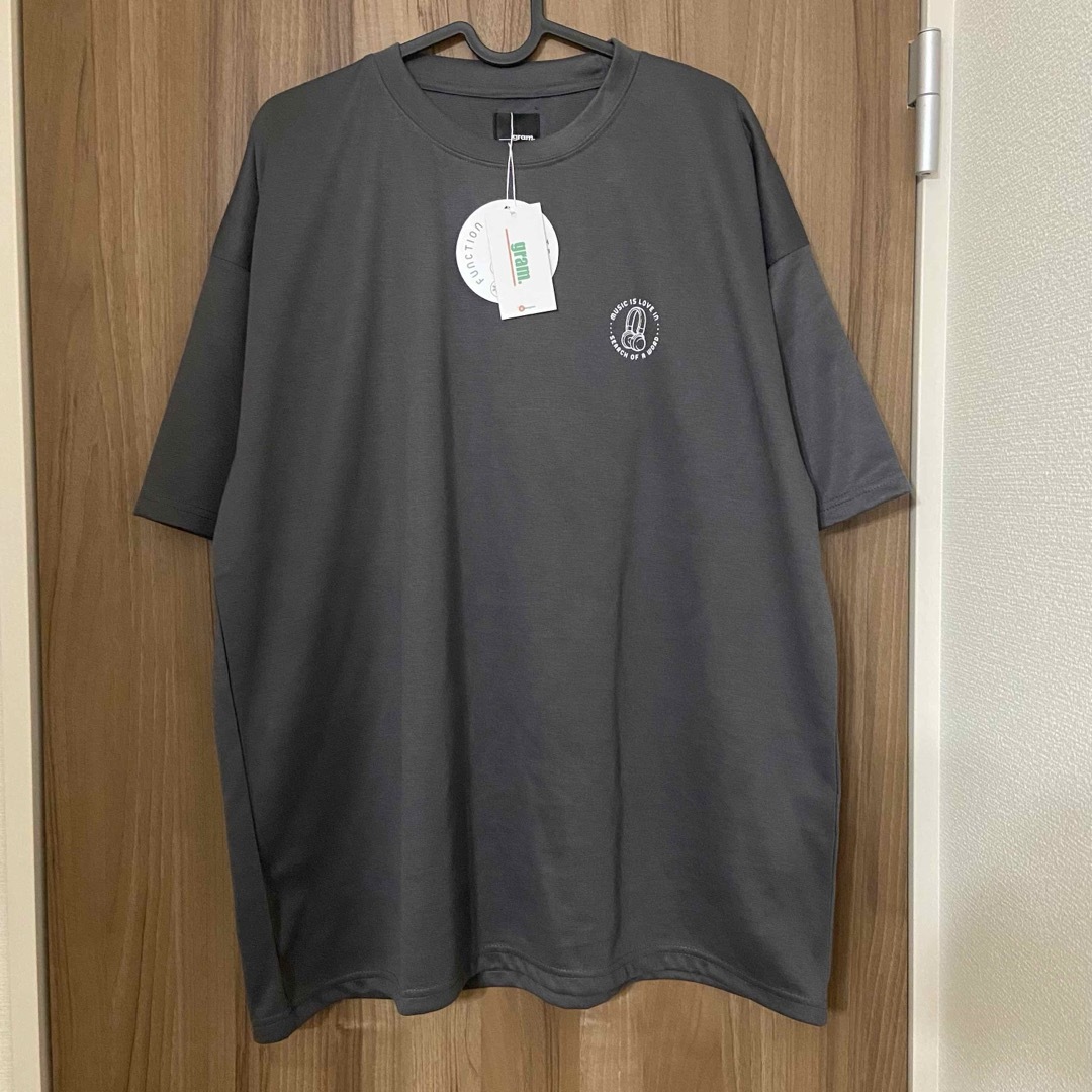 新品　タグ付き　グレー　Tシャツ　バックロゴ　ロゴT ゆったり　夏　灰　メンズ メンズのトップス(Tシャツ/カットソー(半袖/袖なし))の商品写真