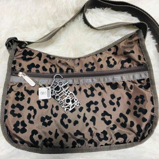 レスポートサック(LeSportsac)の【レスポートサック】ヒョウ柄 レオパード チャーム付き 軽量 ショルダーバッグ(ショルダーバッグ)