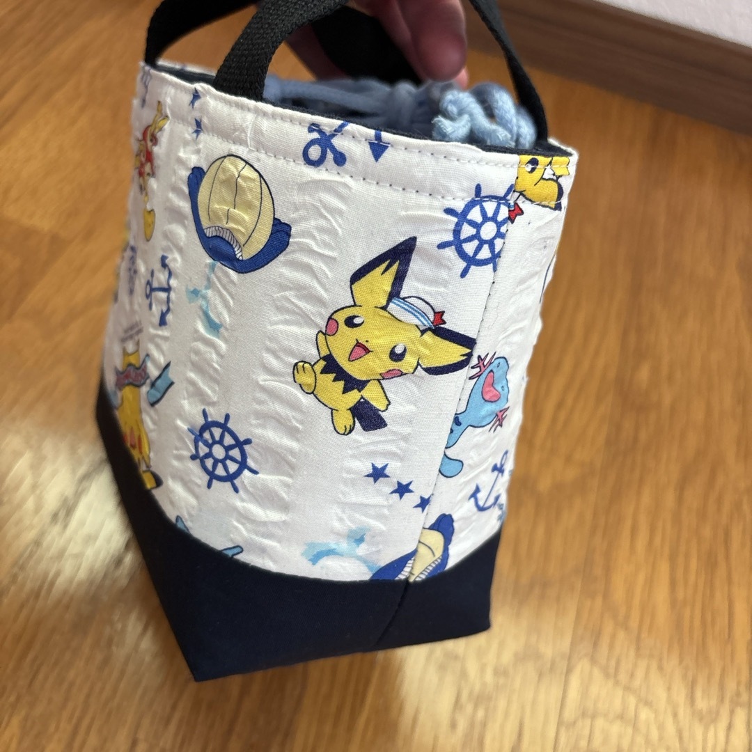 ハンドメイド お弁当袋 保冷保温 ランチトートバック【29】ホワイト×ネイビー キッズ/ベビー/マタニティのこども用バッグ(ランチボックス巾着)の商品写真