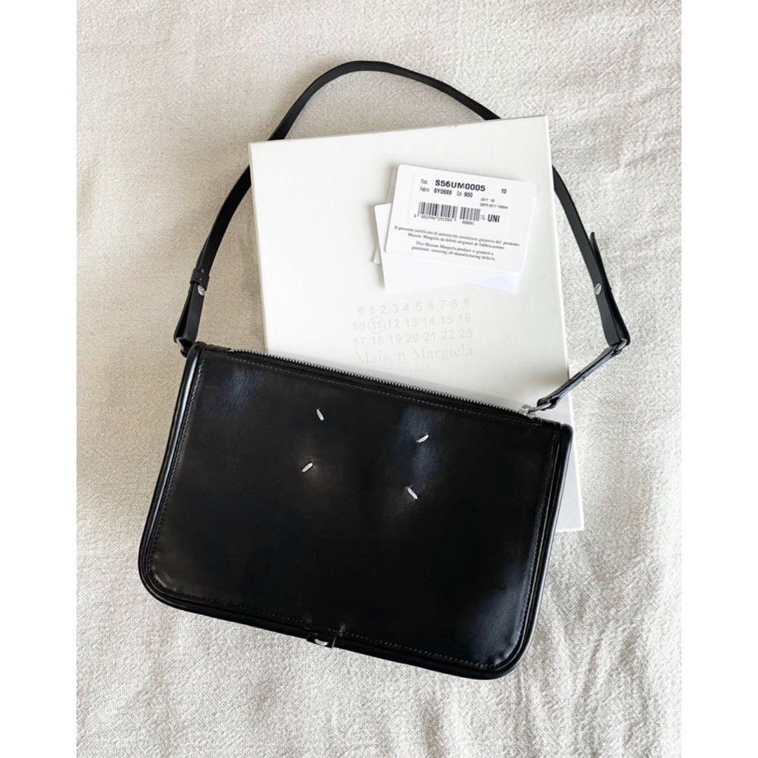 Maison Martin Margiela(マルタンマルジェラ)のマルジェラ ブラック ミニマルハンドバッグ レディースのバッグ(ハンドバッグ)の商品写真