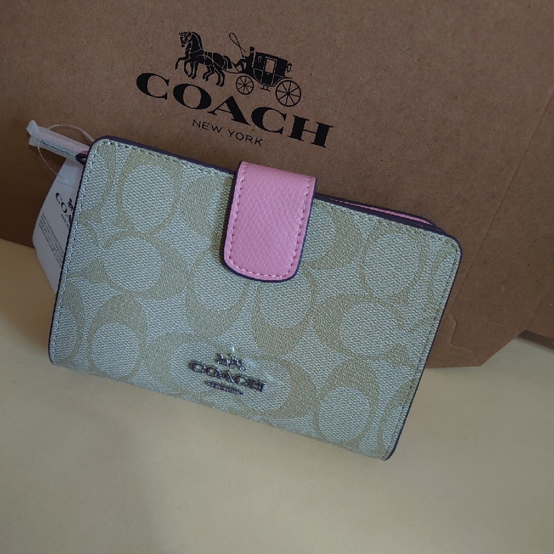 COACH(コーチ)のCOACH　二つ折り財布　新品　未使用 レディースのファッション小物(財布)の商品写真