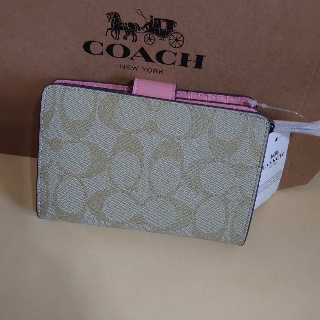 COACH(コーチ)のCOACH　二つ折り財布　新品　未使用 レディースのファッション小物(財布)の商品写真