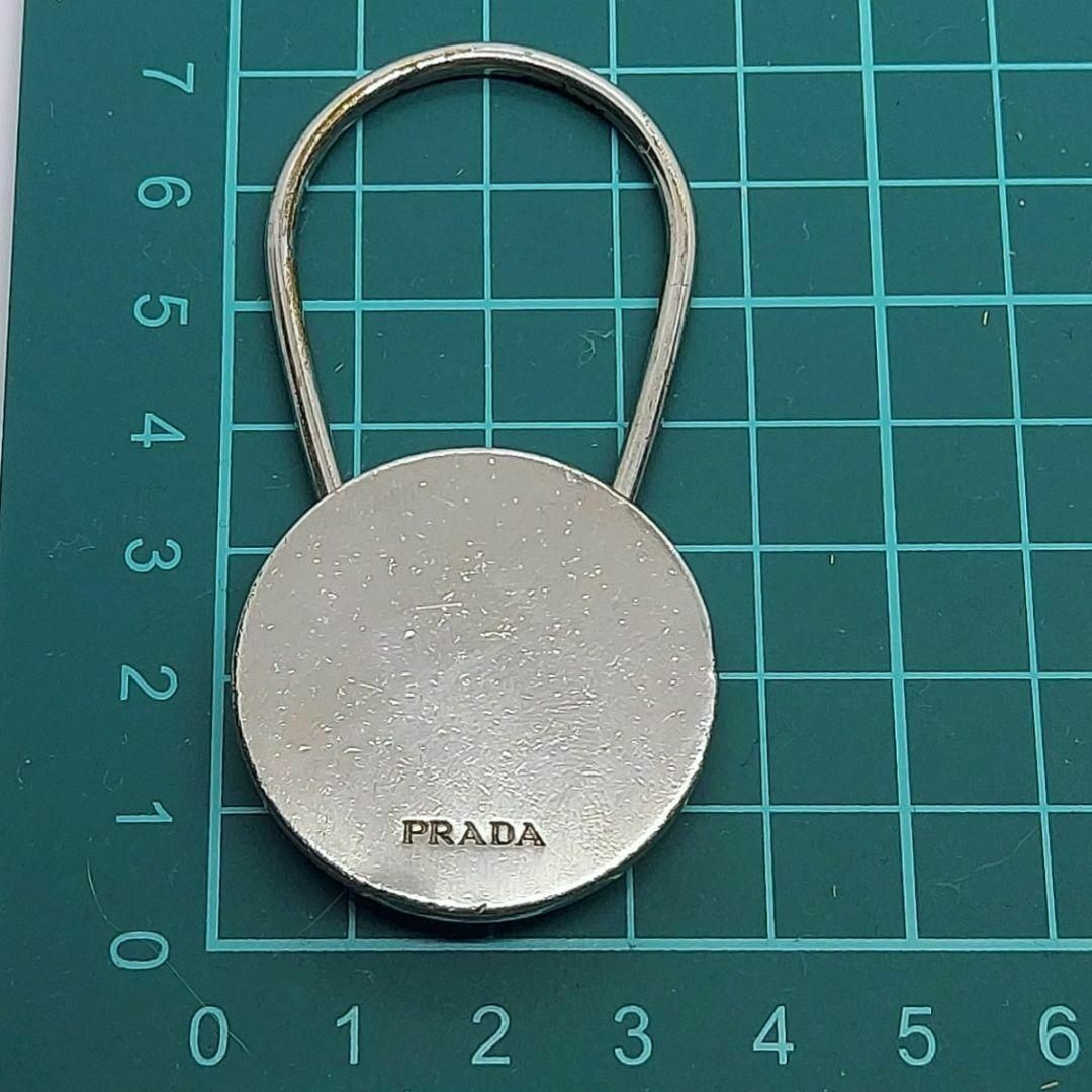 PRADA(プラダ)の●●プラダ　PRADA　キーホルダー　丸形　シルバーカラー メンズのファッション小物(キーホルダー)の商品写真