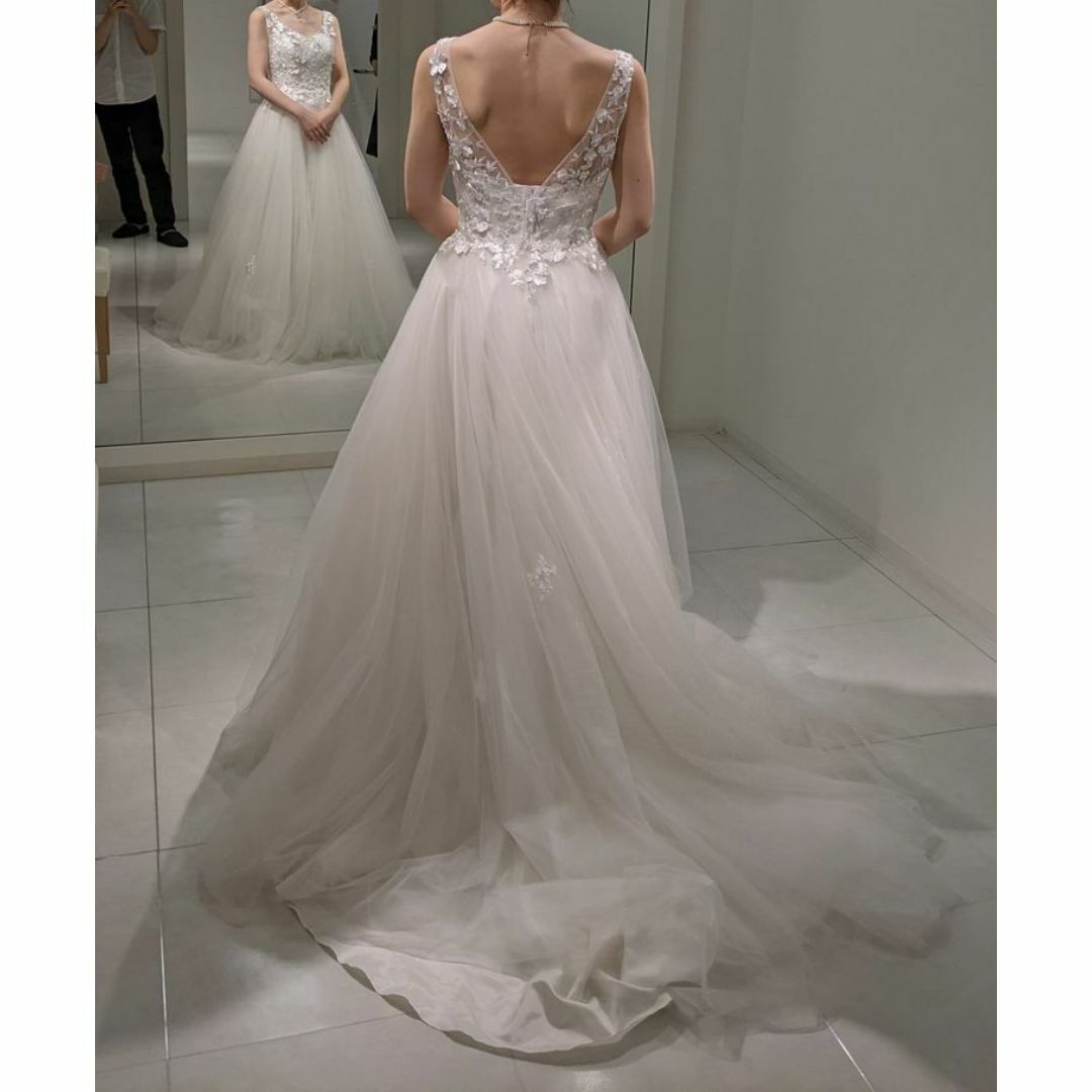 ウエディングドレス Vネック 背中見せ 繊細レース 結婚式/披露宴 レディースのフォーマル/ドレス(ウェディングドレス)の商品写真