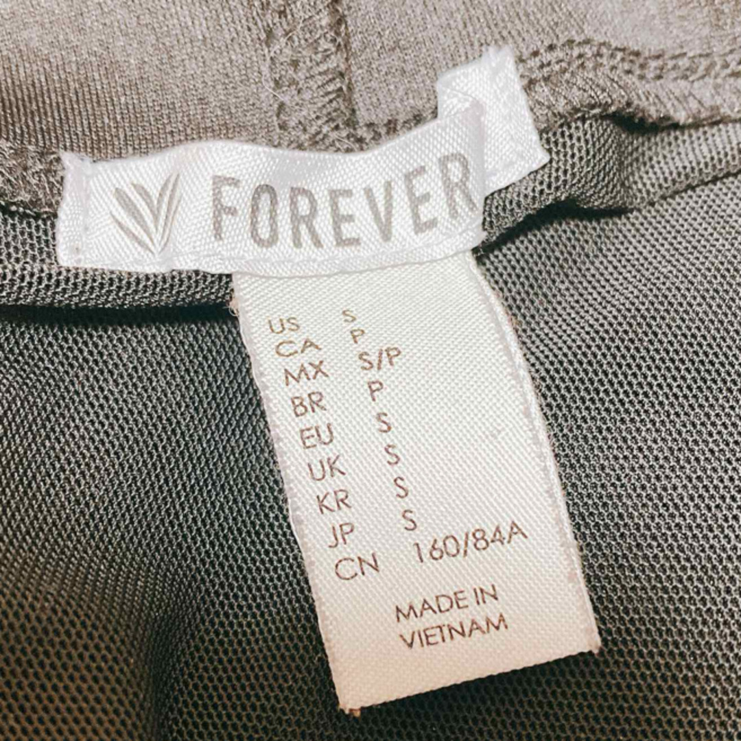 FOREVER 21(フォーエバートゥエンティーワン)のForever21 フォーエバー　ショートパーカー　ミニ丈パーカー　ブラック レディースのトップス(パーカー)の商品写真