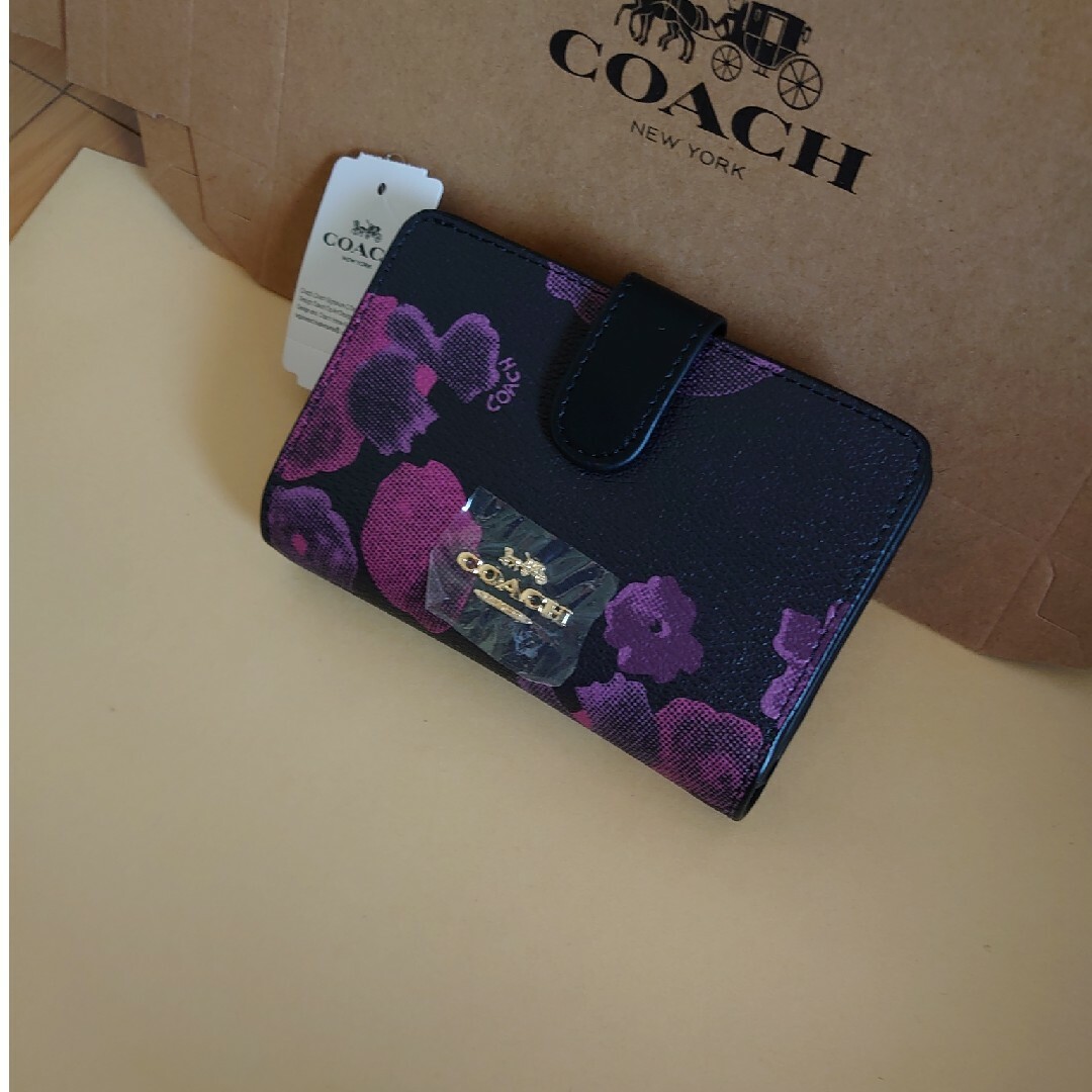 COACH(コーチ)のCOACH　二つ折り財布　新品　未使用　花柄 レディースのファッション小物(財布)の商品写真