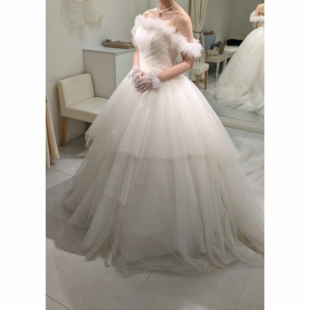 ウェディングドレス オフショルダー 背中見せ チュールスカート 結婚式/前撮り レディースのフォーマル/ドレス(ウェディングドレス)の商品写真