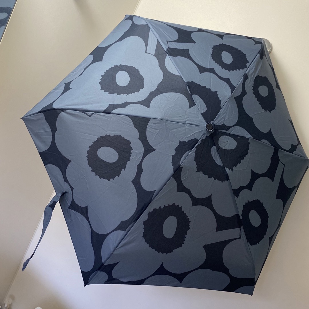 marimekko(マリメッコ)のぶどう様 専用 マリメッコ折りたたみ傘 花柄 黒×グレー 定価9900円  レディースのファッション小物(傘)の商品写真