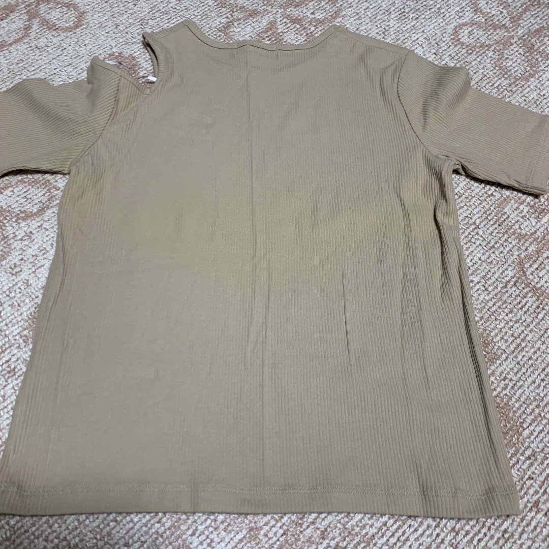 AZUL by moussy(アズールバイマウジー)のレディース　カットソー　シャツ レディースのトップス(Tシャツ(半袖/袖なし))の商品写真