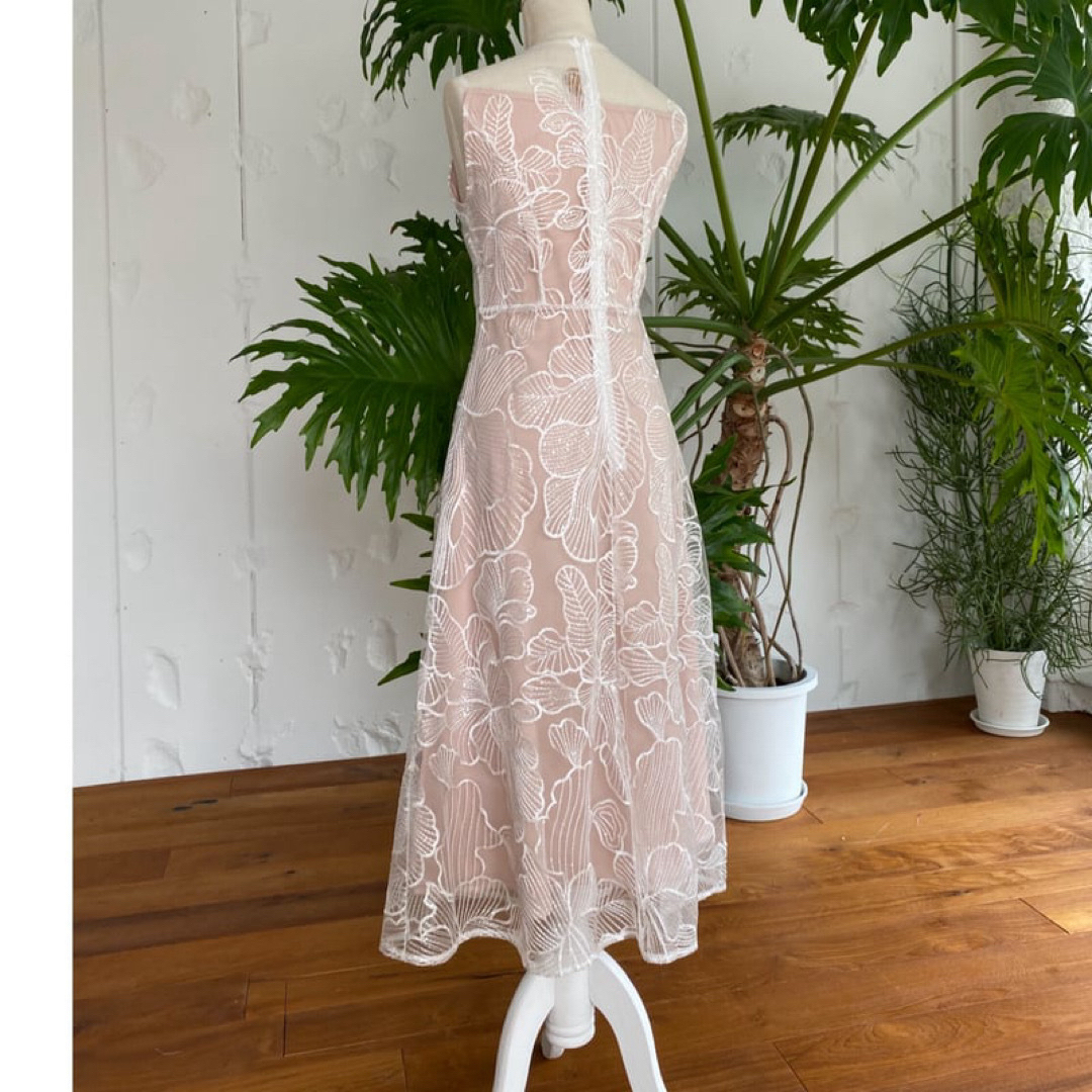 dazzy store(デイジーストア)のヌーディホワイトスパンコールメッシュ刺繍ワンピース レディースのフォーマル/ドレス(ロングドレス)の商品写真