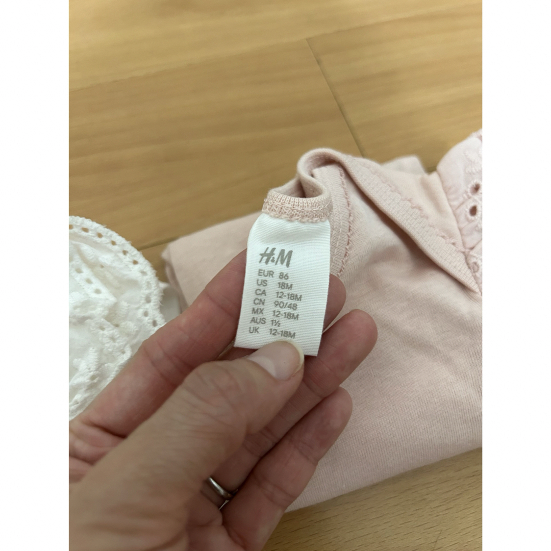 H&M(エイチアンドエム)の【美品＋新品】H&M ロンパース 2枚セット 86cm キッズ/ベビー/マタニティのベビー服(~85cm)(ロンパース)の商品写真