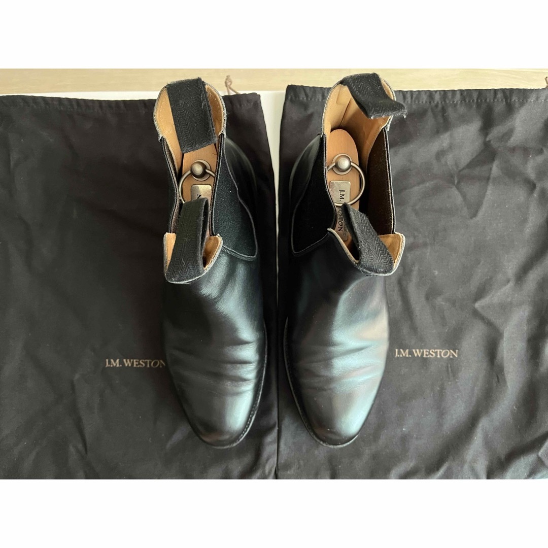 J.M. WESTON(ジェーエムウエストン)のJ.M.WESTON 705 チェルシーブーツ 黒 ボックスカーフ 6/E メンズの靴/シューズ(ブーツ)の商品写真