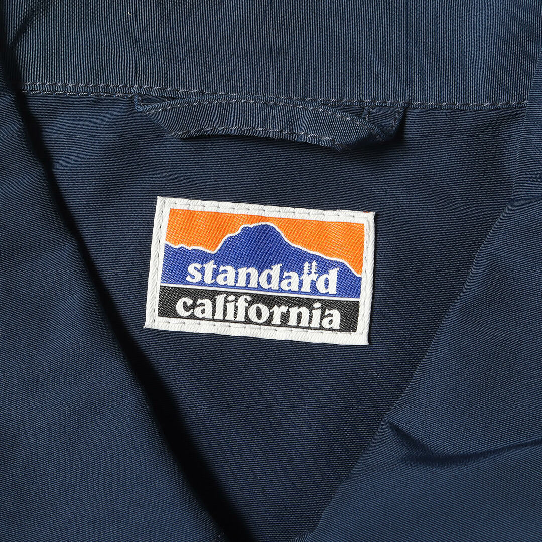 STANDARD CALIFORNIA(スタンダードカリフォルニア)のSTANDARD CALIFORNIA スタンダードカリフォルニア ジャケット サイズ:L 23SS アウトドア ロゴ パッチ コーチジャケット SD Outdoor Logo Patch Coach Jacket ネイビー 紺 日本製 アウター ブルゾン 上着【メンズ】【中古】 メンズのジャケット/アウター(その他)の商品写真