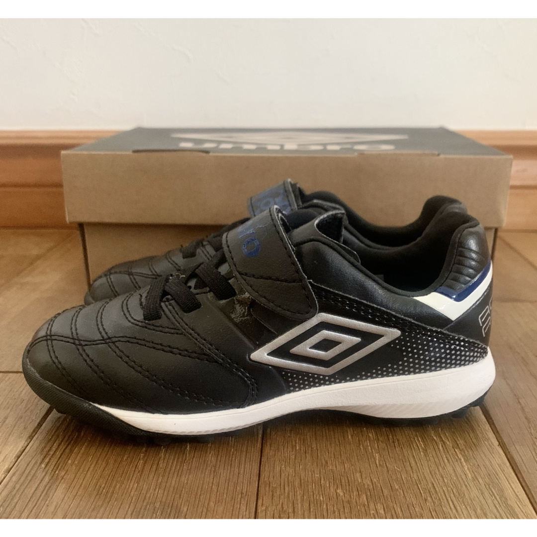 UMBRO(アンブロ)の美品⭐︎umbro アンブロACCERATOR トレーニングシューズ  17cm キッズ/ベビー/マタニティのキッズ靴/シューズ(15cm~)(その他)の商品写真