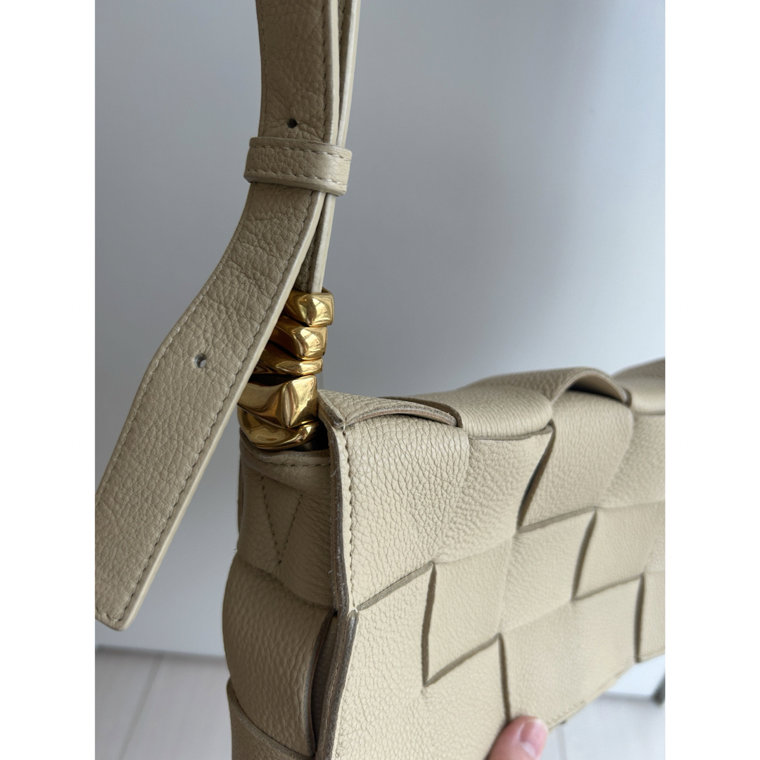 Bottega Veneta(ボッテガヴェネタ)のボッテガ　カセットバッグ　ベージュ レディースのバッグ(ショルダーバッグ)の商品写真