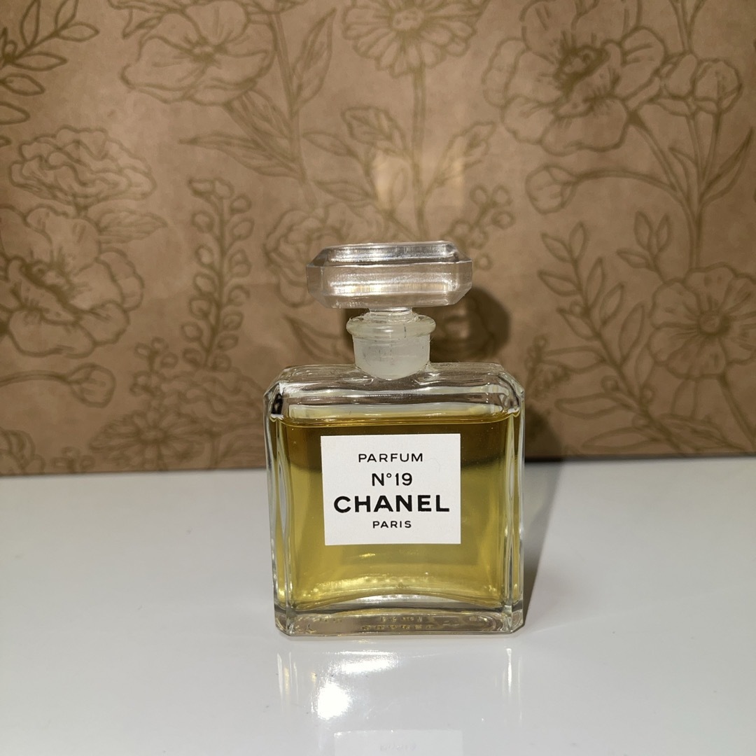 CHANEL(シャネル)のCHANEL N°19 コスメ/美容の香水(その他)の商品写真