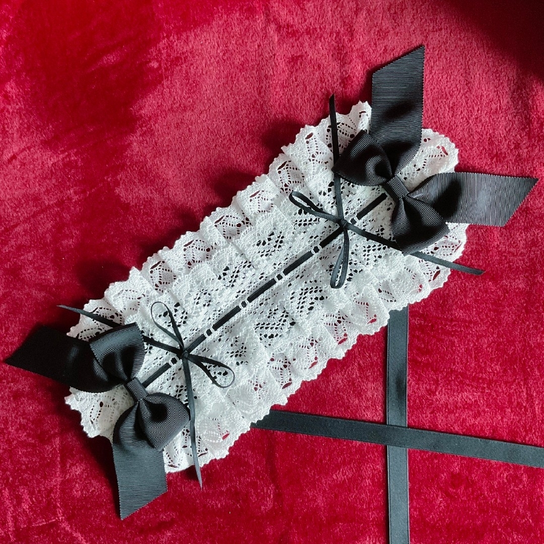 レーシーヘッドドレス 黒×オフ白 ハンドメイドのアクセサリー(ヘアアクセサリー)の商品写真