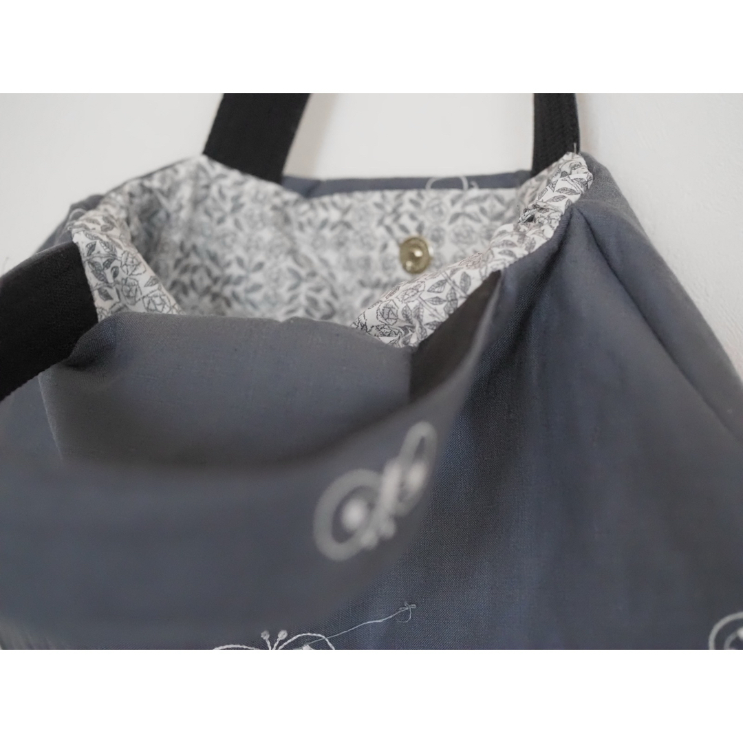 mina perhonen(ミナペルホネン)のミナペルホネン　chouchou 丸いトートバッグ ハンドメイドのファッション小物(バッグ)の商品写真
