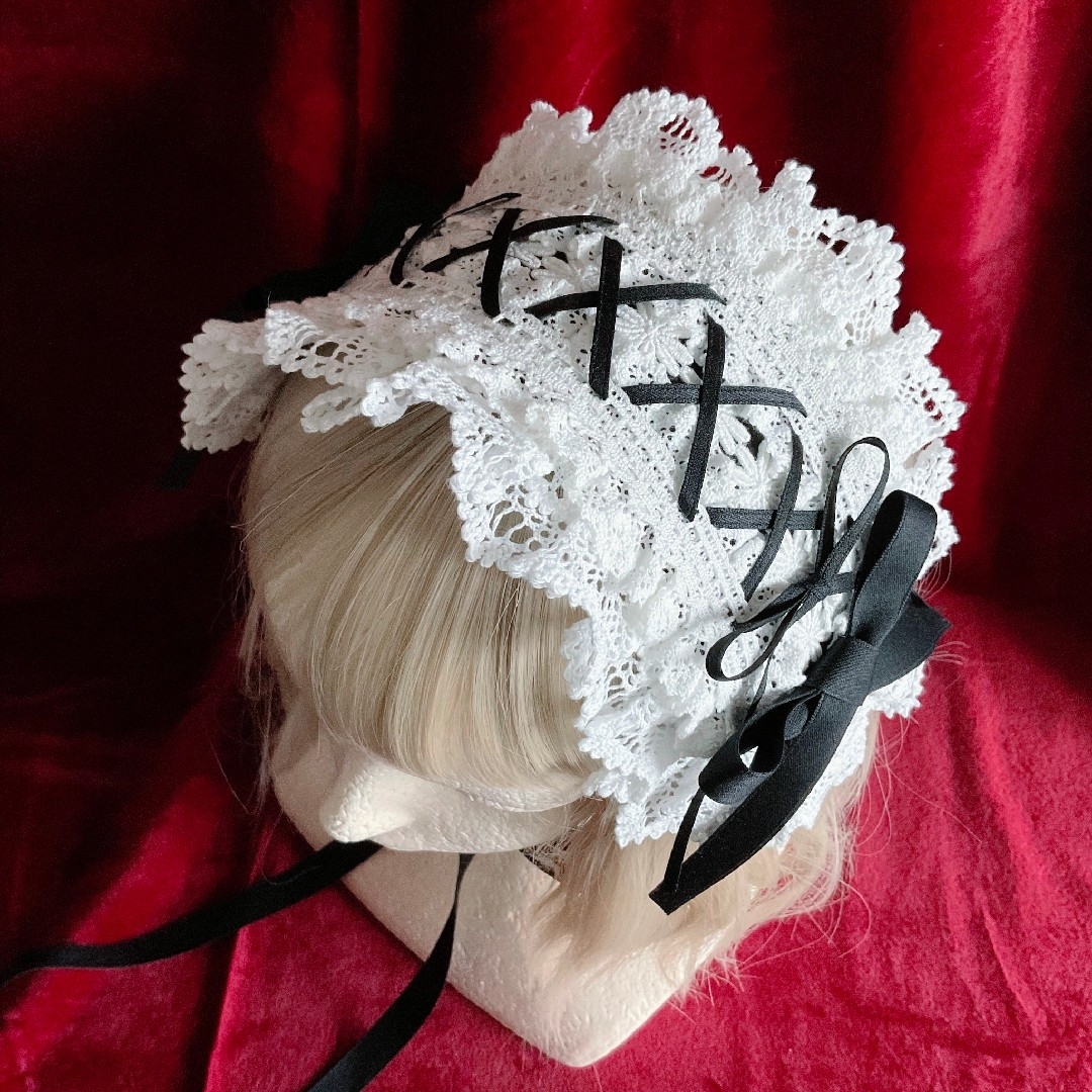 フリルレースのヘッドドレス 黒い×オフ白 ハンドメイドのアクセサリー(ヘアアクセサリー)の商品写真