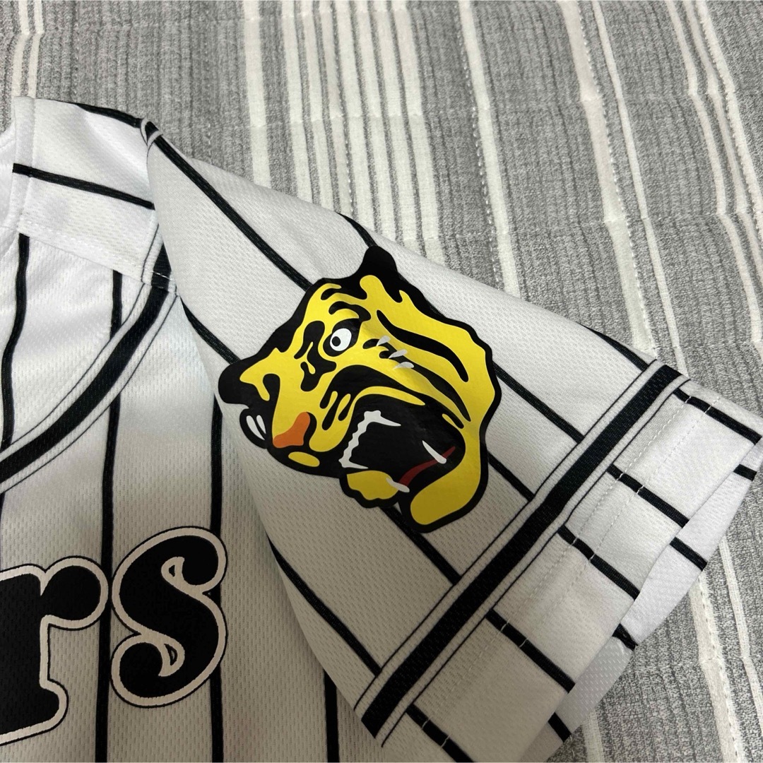 MIZUNO(ミズノ)の阪神タイガース　プリント　白黒　ユニフォーム　キッズ　130㎝ スポーツ/アウトドアの野球(応援グッズ)の商品写真