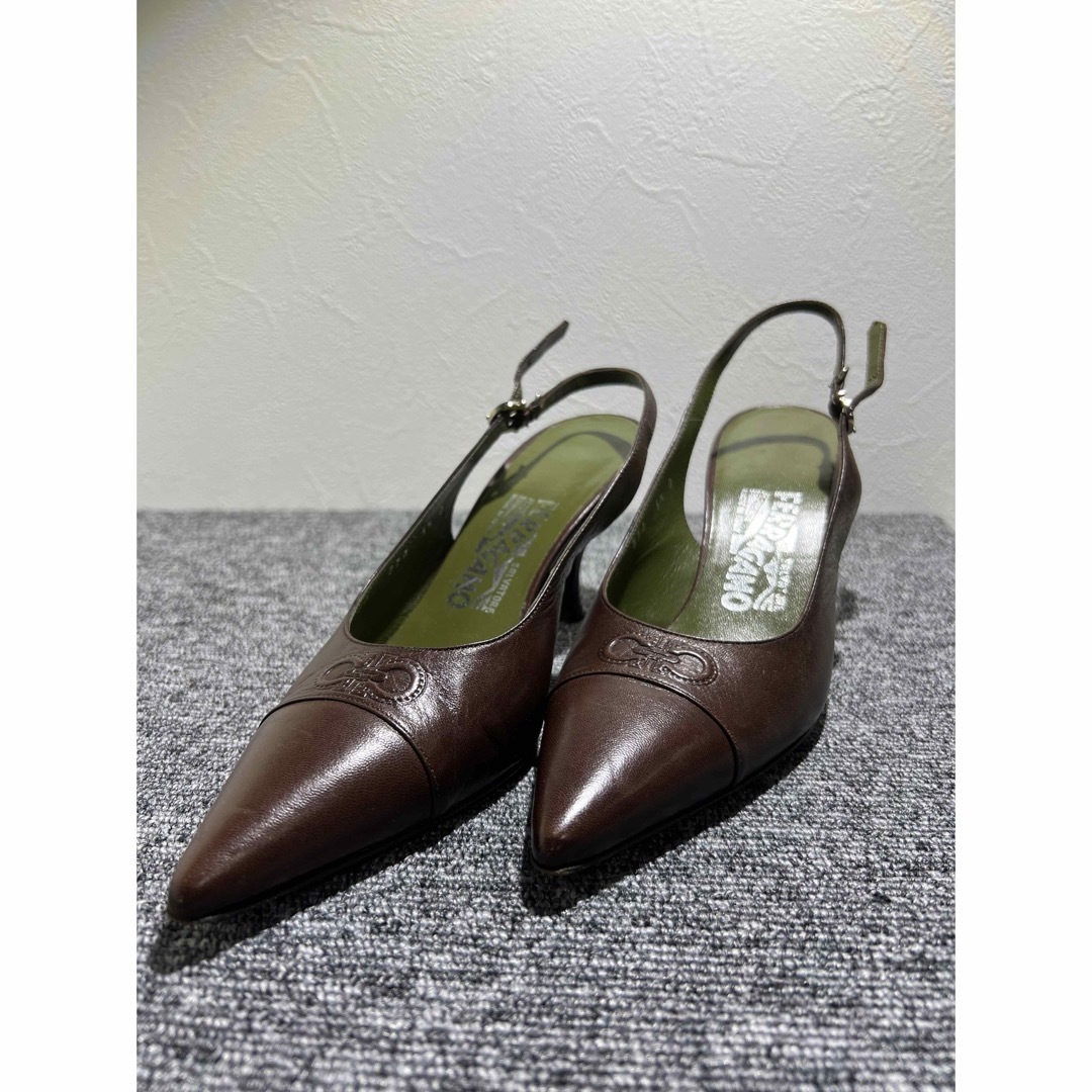 Ferragamo(フェラガモ)の【美品】FERRAGAMO☆バックストラップパンプス☆本革☆茶色☆22.5cm レディースの靴/シューズ(ハイヒール/パンプス)の商品写真