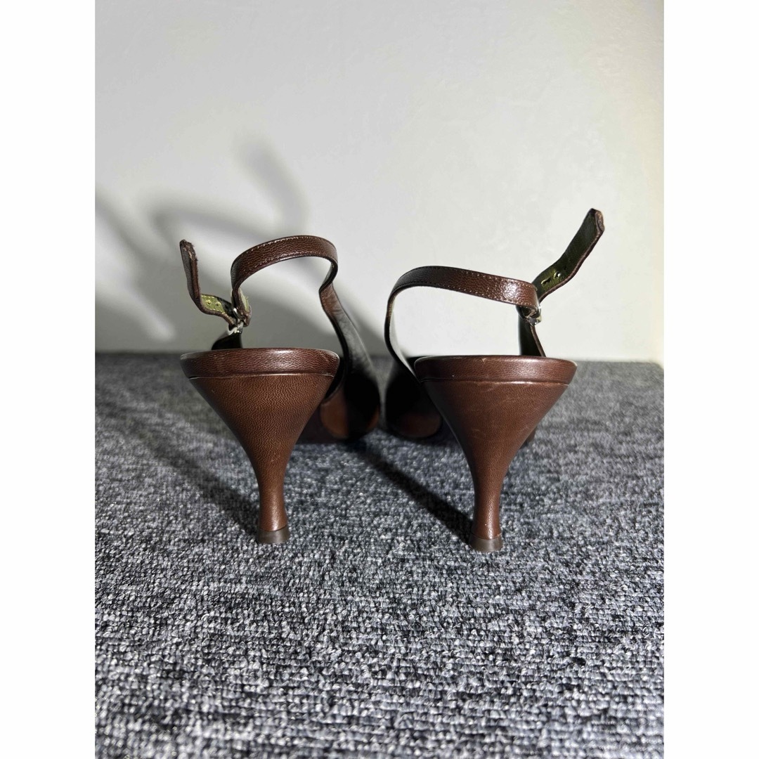 Ferragamo(フェラガモ)の【美品】FERRAGAMO☆バックストラップパンプス☆本革☆茶色☆22.5cm レディースの靴/シューズ(ハイヒール/パンプス)の商品写真