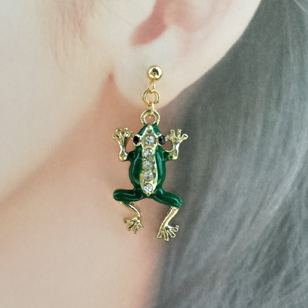 カエルピアス☆蛙ピアス☆爬虫類ピアス☆ハンドメイドピアス☆大振りピアス☆キラキラ ハンドメイドのアクセサリー(ピアス)の商品写真